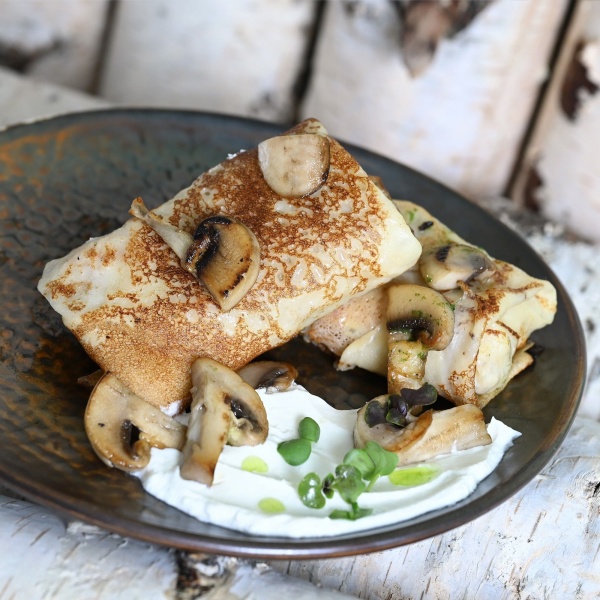 Блинчики с курицей, сливочным соусом и лесными грибами Блинчики с курицей, сливочным соусом и лесными грибами