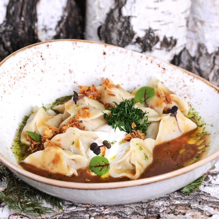 Пельмени от из лося с копчёной сметаной и соусом деми глас