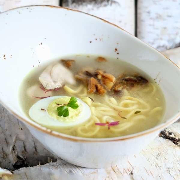 Крепкий куриный бульон с домашней лапшой и боровичками Крепкий куриный бульон с домашней лапшой и боровичками