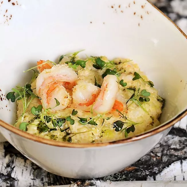 Каша пшенная на сливках с тигровыми креветками и пармезаном